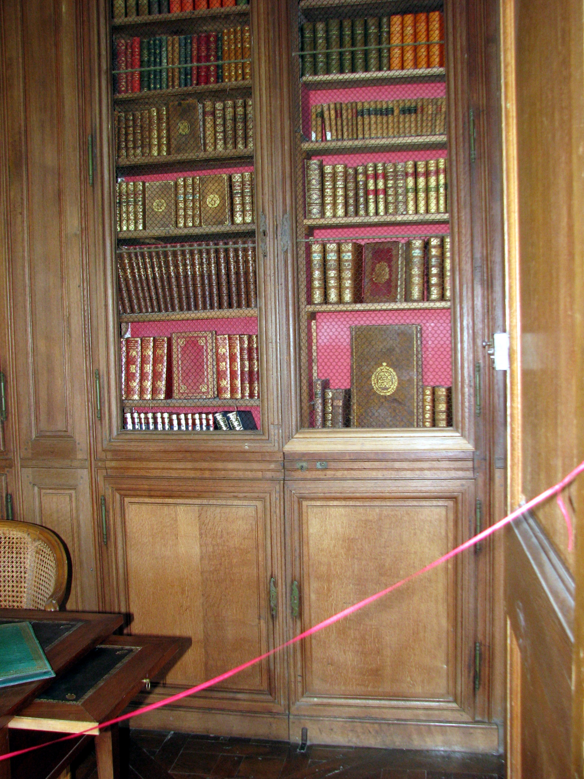 portes drobes dans une bibliothque d'un chteau de Seine et Marne