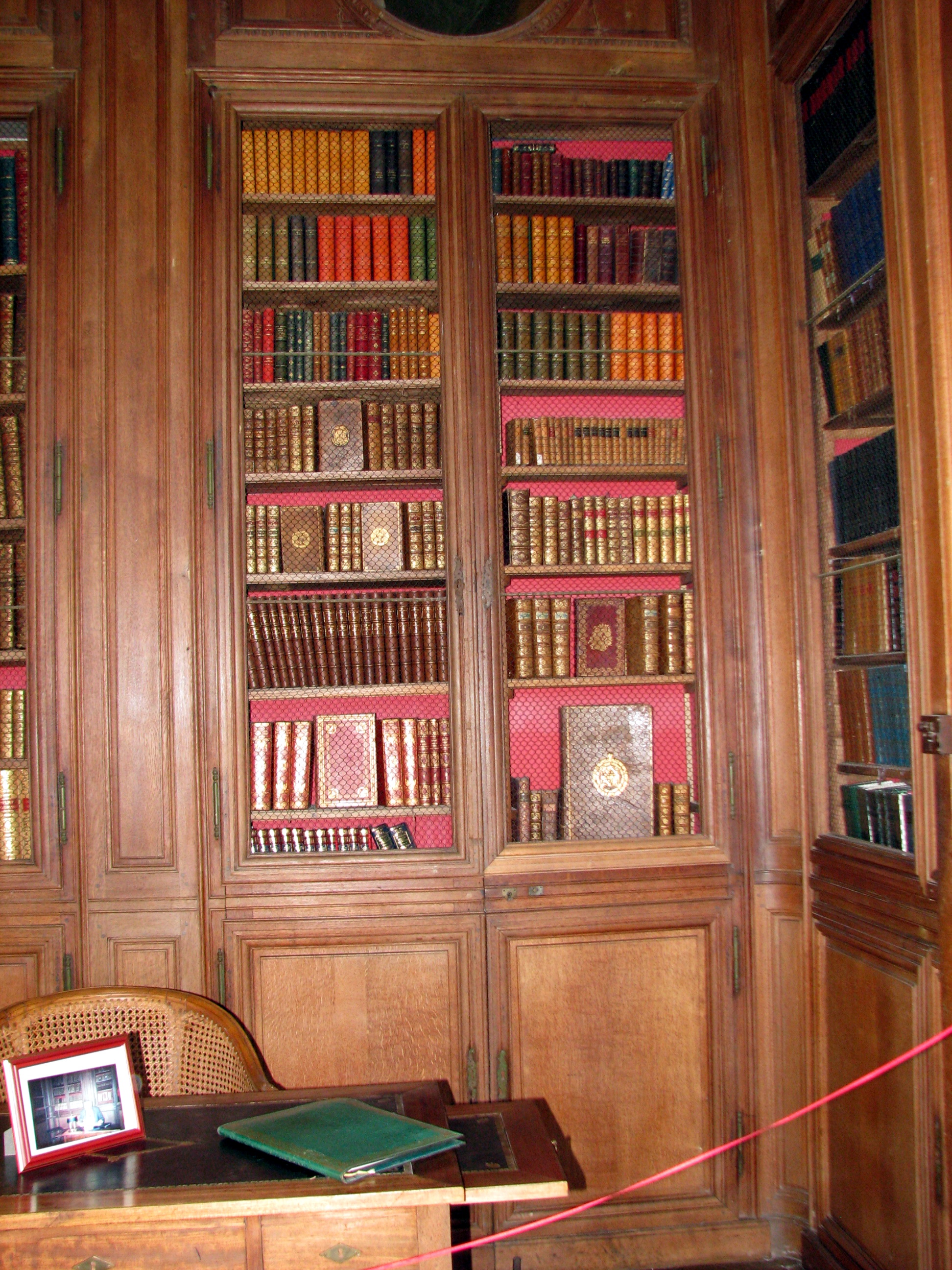 portes drobes dans une bibliothque d'un chteau