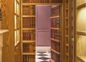 bibliothèque intégrant une porte secrète